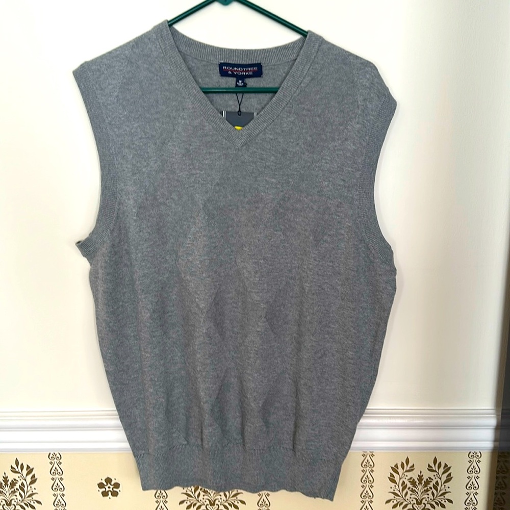 NWT Roundtree & Yorke Mens Medium Light Gray Argyle Sweater Vest V-Neck Pullover